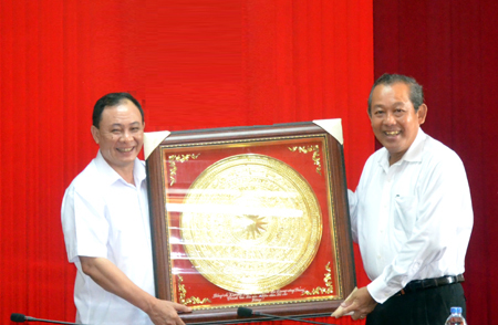 Đồng chí Trương Hòa Bình – Chánh án Tòa án nhân dân tối cao (phải) tặng quà lưu niệm cho Tỉnh ủy Yên Bái.